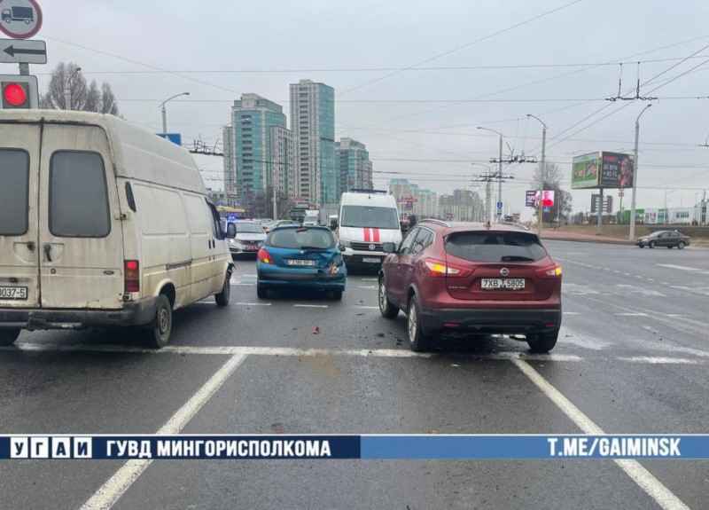На пр. Дзержинского «Nissan» врезался в «Peugeot»