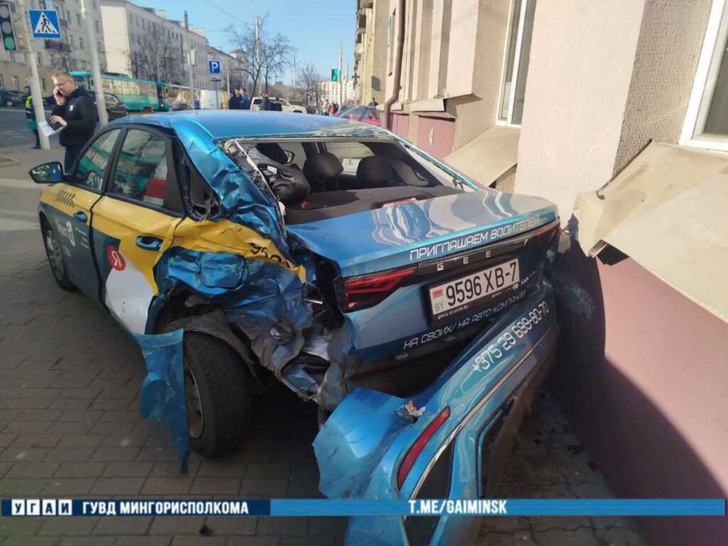 На Долгобродской ДТП с такси и трамваем