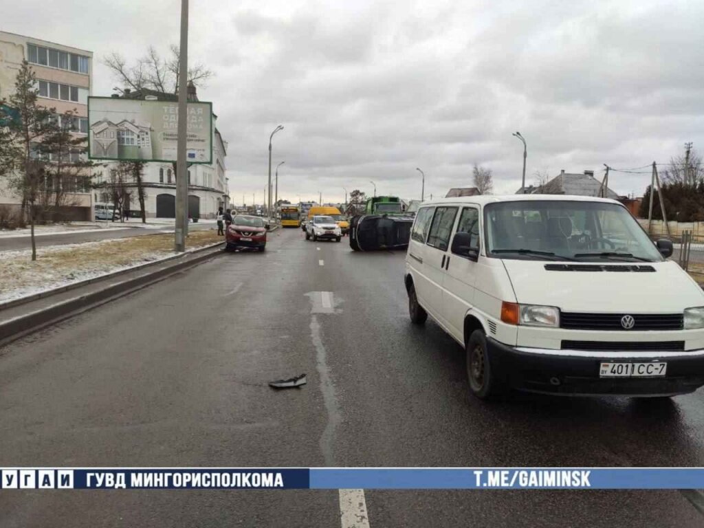 На улице Выготского перевернулась машина