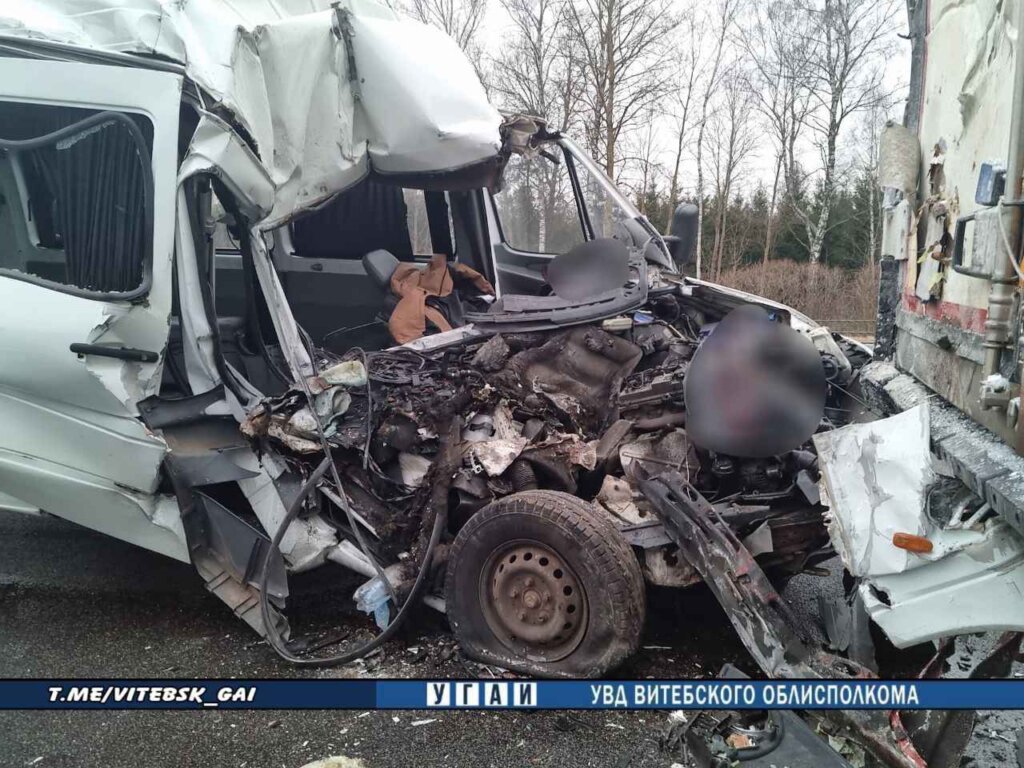 В Дубровенском районе водитель врезался в фуру и погиб