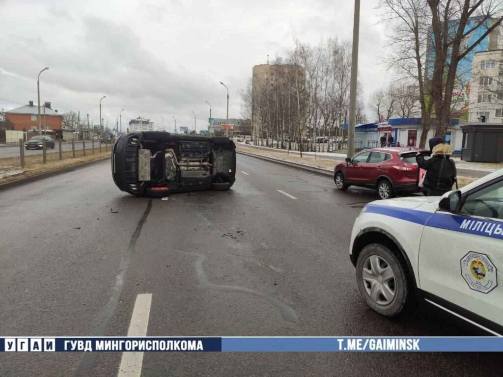 На улице Выготского перевернулась машина