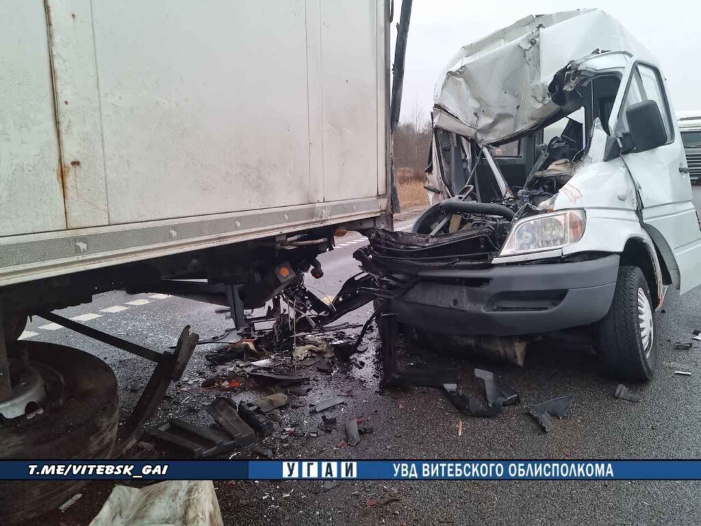 В Дубровенском районе водитель врезался в фуру и погиб