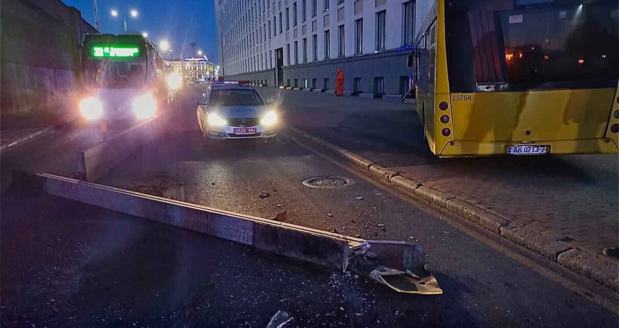 Водитель автобуса «МАЗ» перепутал педали и врезался в ограждение