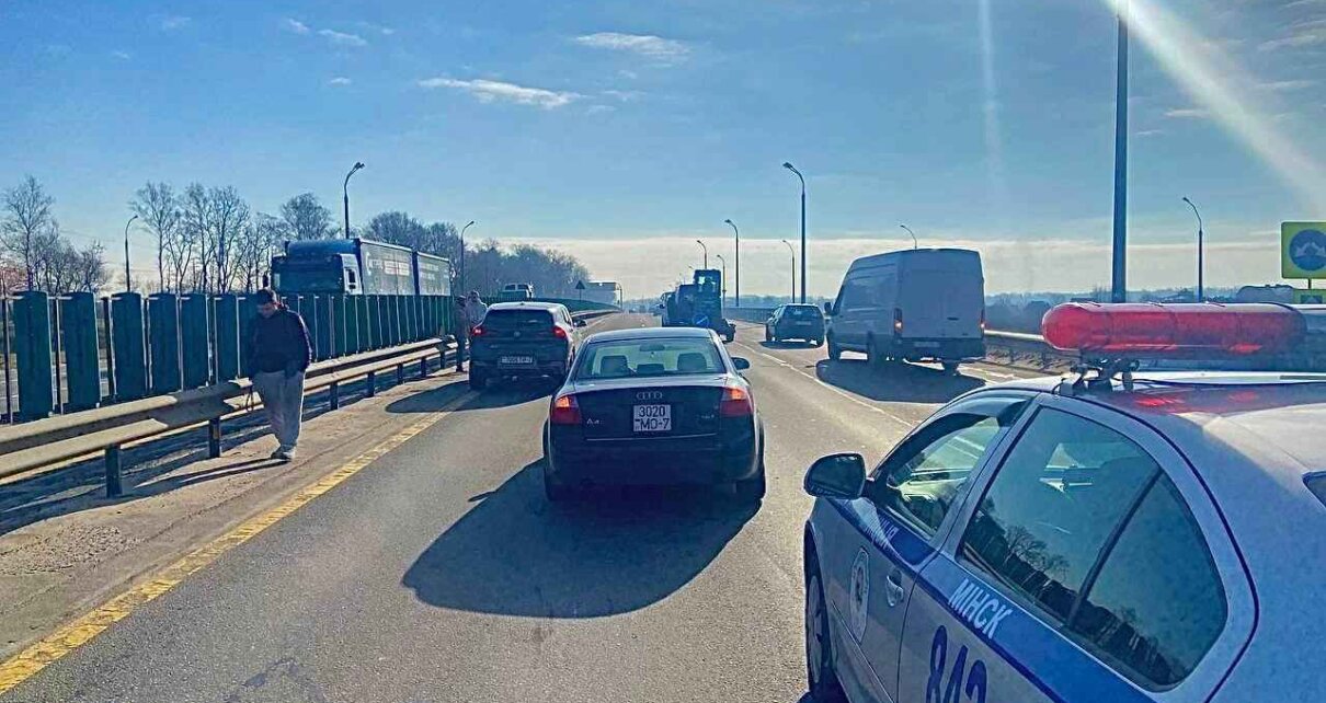 На МКАД авария с тремя автомобилями: столкнулись «Audi», «BMW» и грузовой автомобиль «Mercedes»