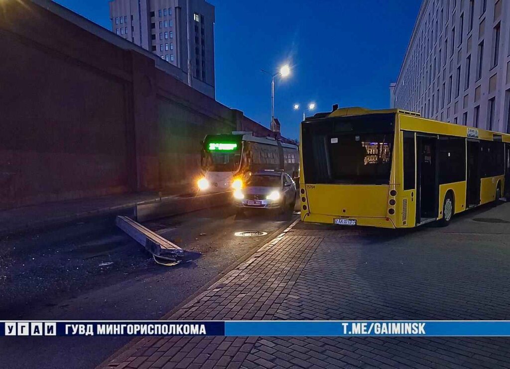 Водитель автобуса «МАЗ» перепутал педали и врезался в ограждение