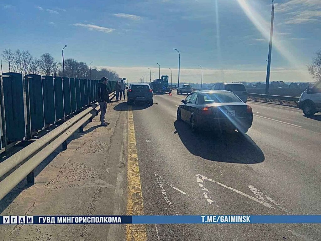 На МКАД авария с тремя автомобилями: столкнулись «Audi», «BMW» и грузовой автомобиль «Mercedes»