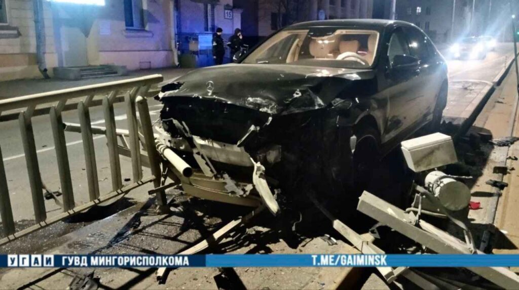 Пьяный водитель врезался в остановку трамвая на ул. Козлова