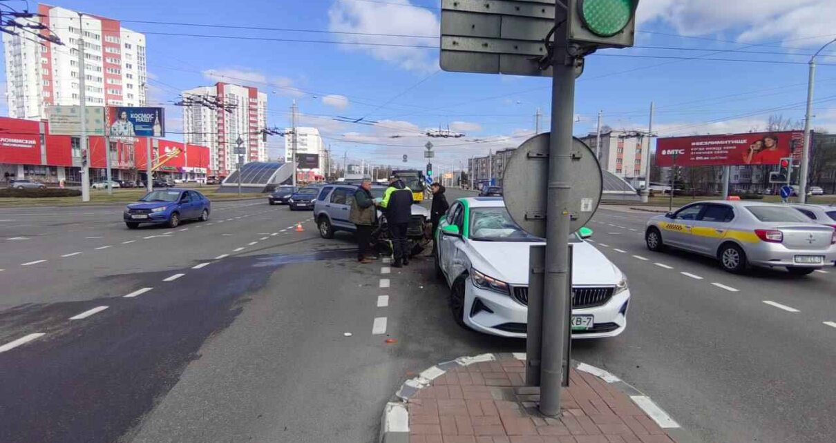 Каршеринг устроил аварию на ул. Уманской