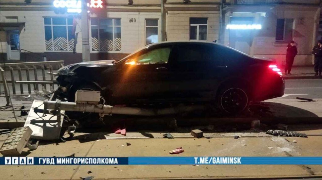 Пьяный водитель врезался в остановку трамвая на ул. Козлова