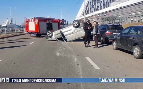 "Лада" перевернулась после ДТП на улице Кирилла Туровского