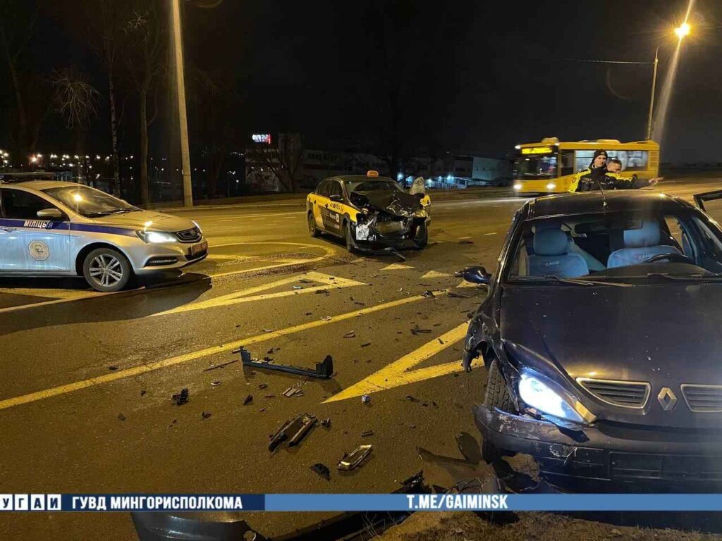 На Машиностроителей ДТП с такси и «Renault»