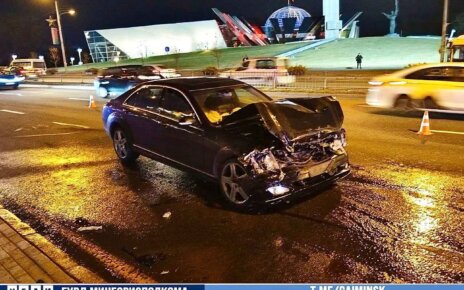 Mercedes врезался в автобус на пр. Победителей