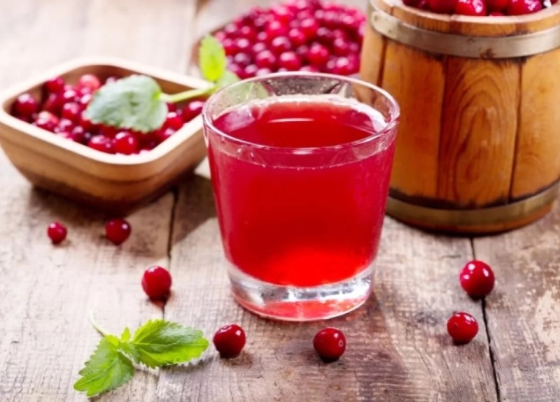 Клюквенный морс и минералка без газа — самые эффективные средства от похмелья