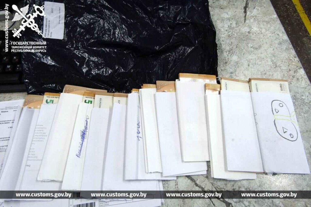 Пересылка иностранной валюты допускается только в письмах с объявленной ценностью в сумме, не превышающей 200 долларов США!