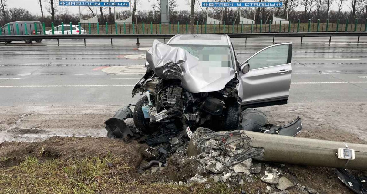 Водитель «Geely» выехал за пределы дороги и врезался в столб на Смиловичском тракте