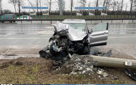 Водитель «Geely» выехал за пределы дороги и врезался в столб на Смиловичском тракте