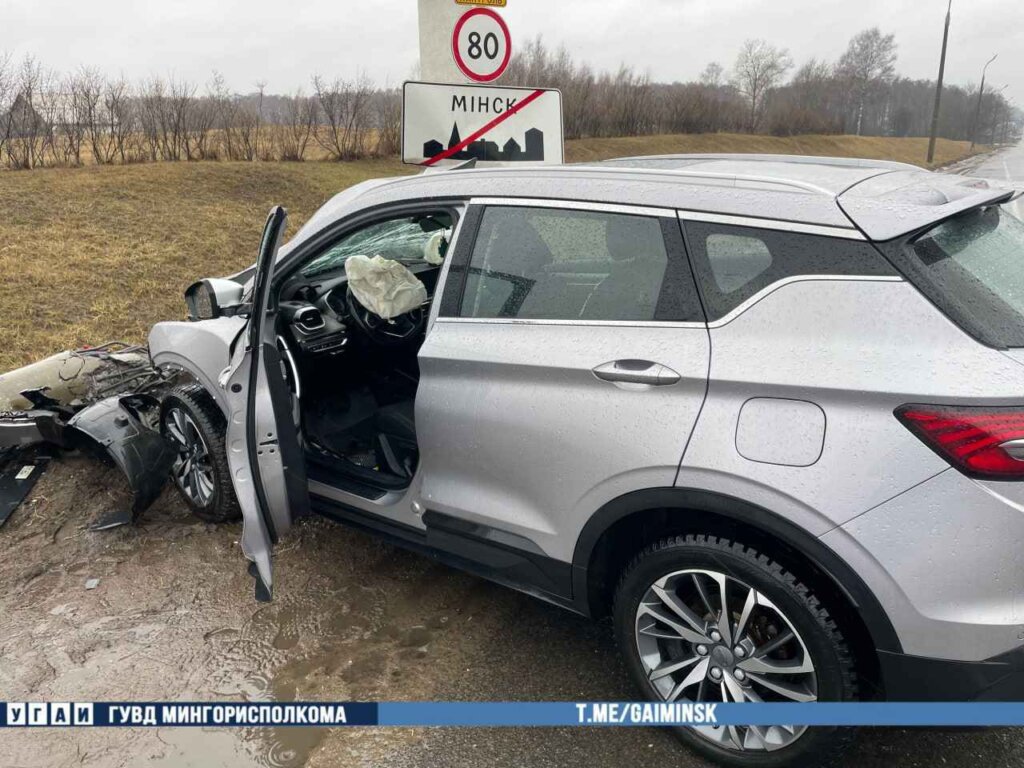 Водитель «Geely» выехал за пределы дороги и врезался в столб на Смиловичском тракте