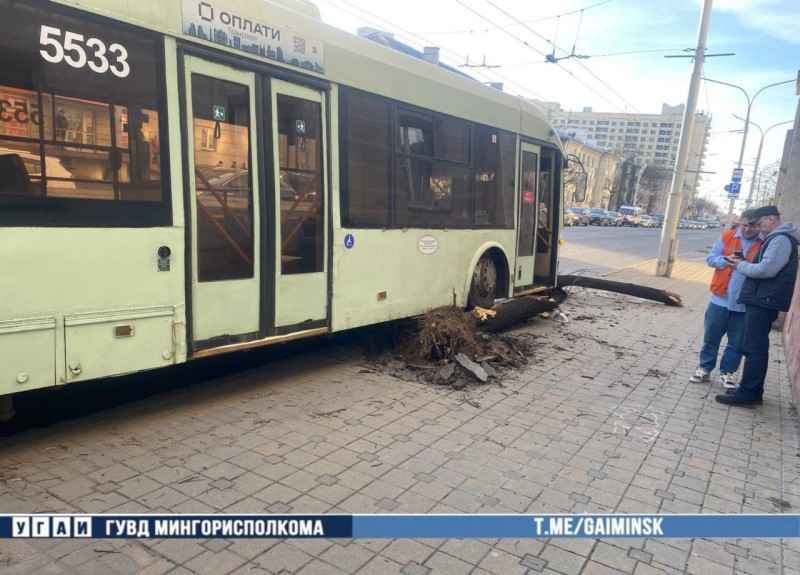 Троллейбус врезался в дерево на ул. Сурганова