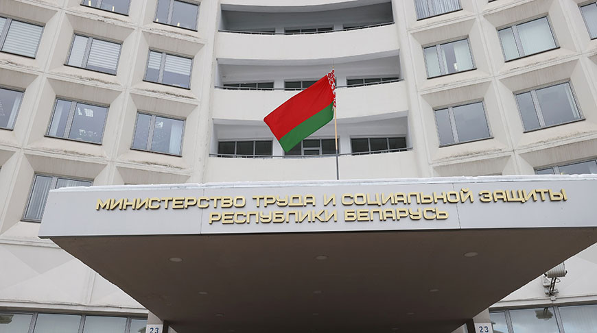 С 1 июля 2025 года социальные выплаты будут перечисляться только на базовый счет: Минтруда
