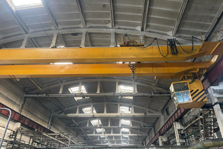 Мостовые краны от БелКранПлюс – надежность и мощность для вашего производства!