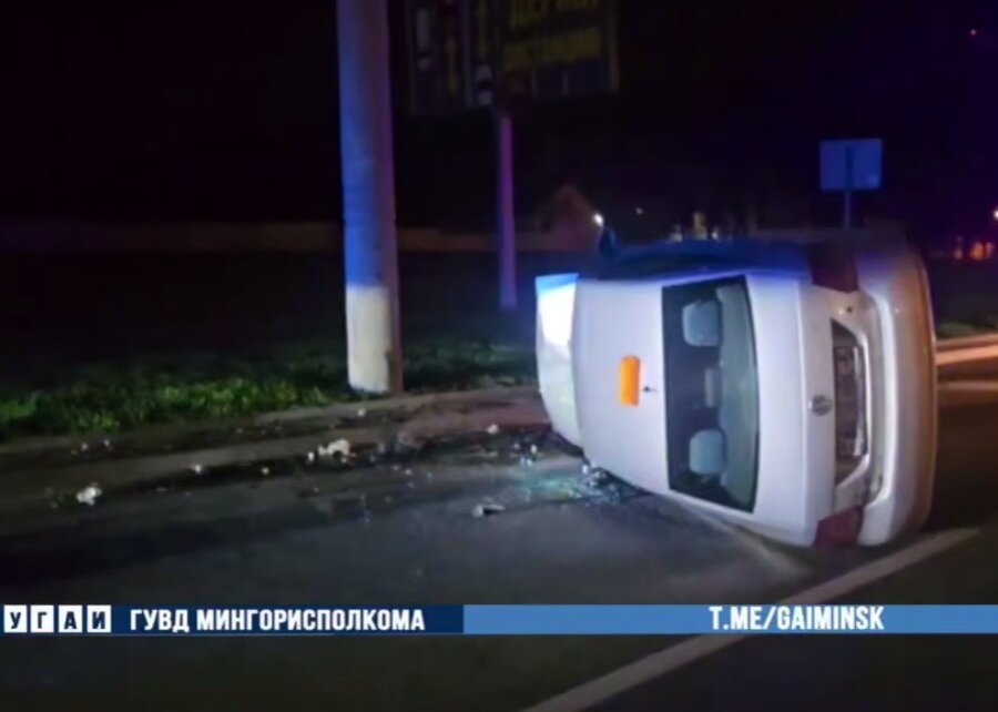 На Аэродромной водитель такси уснул за рулем и врезался в столб