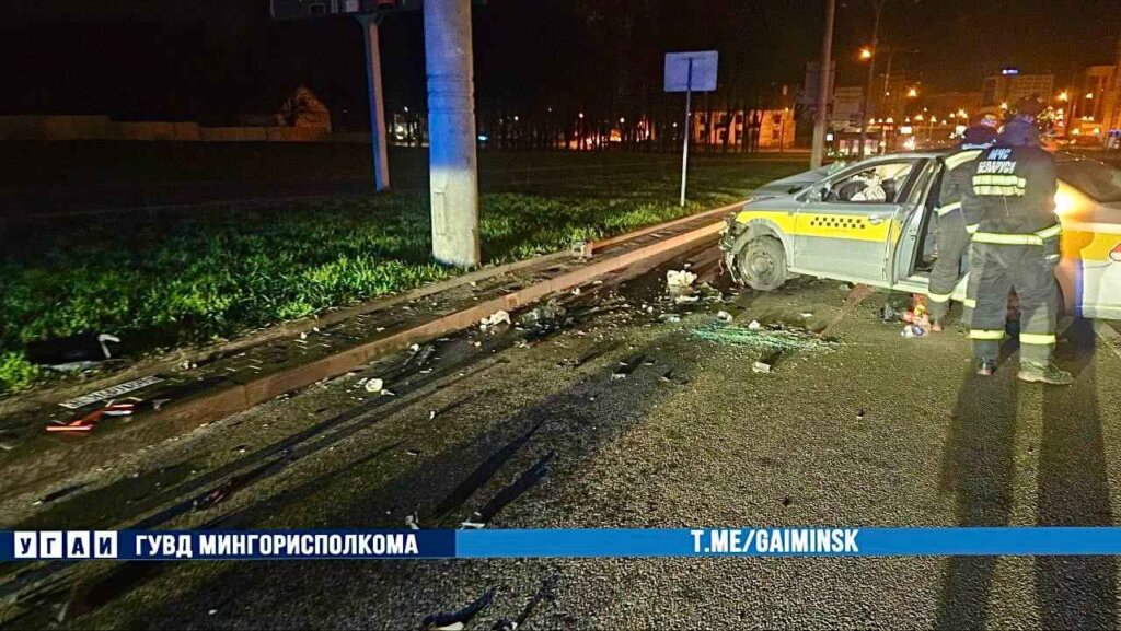 На Аэродромной водитель такси уснул за рулем и врезался в столб