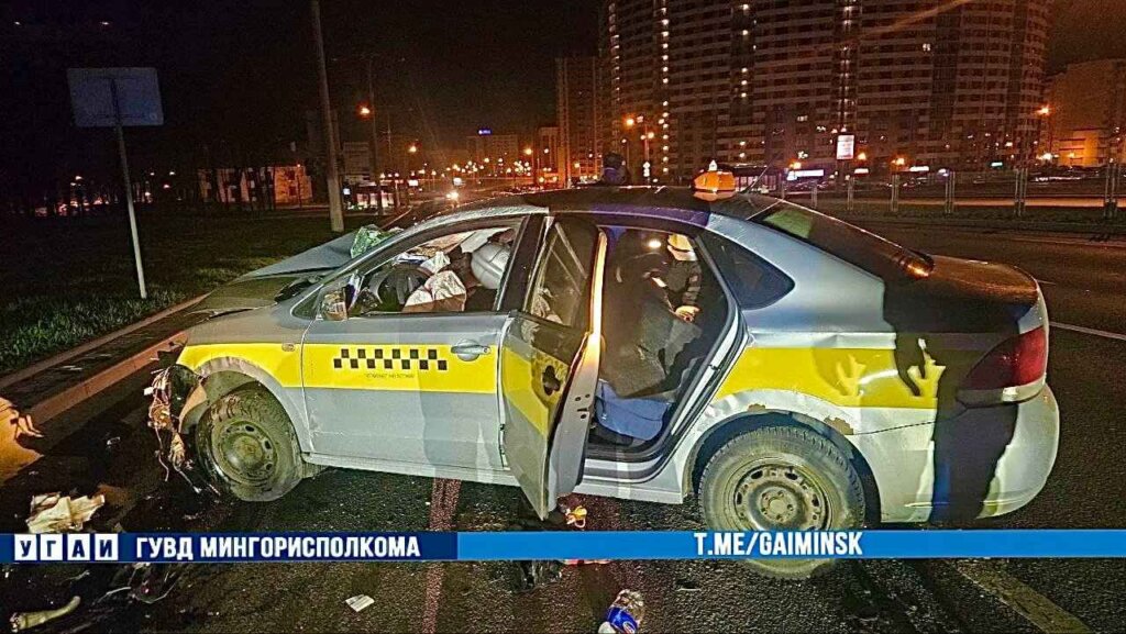 На Аэродромной водитель такси уснул за рулем и врезался в столб