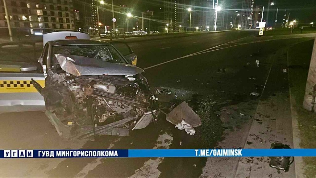 На Аэродромной водитель такси уснул за рулем и врезался в столб