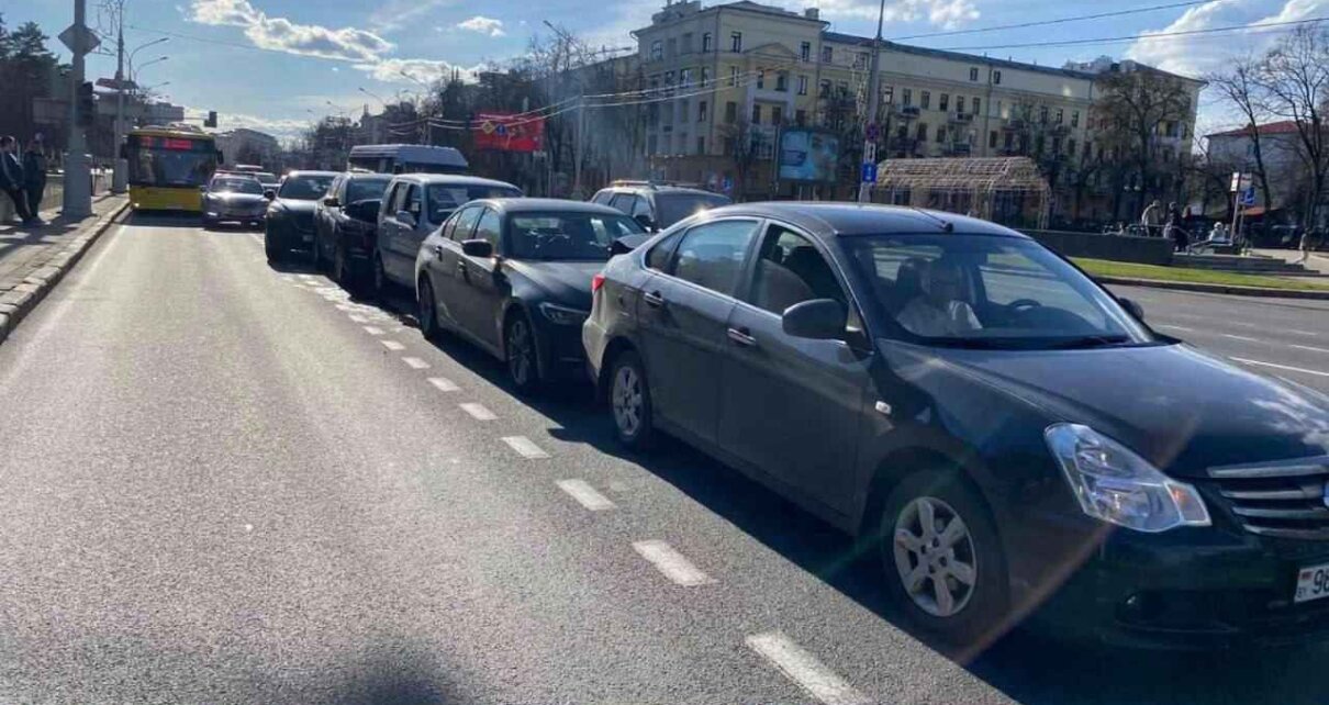 На Независимости произошло ДТП с пятью машинами