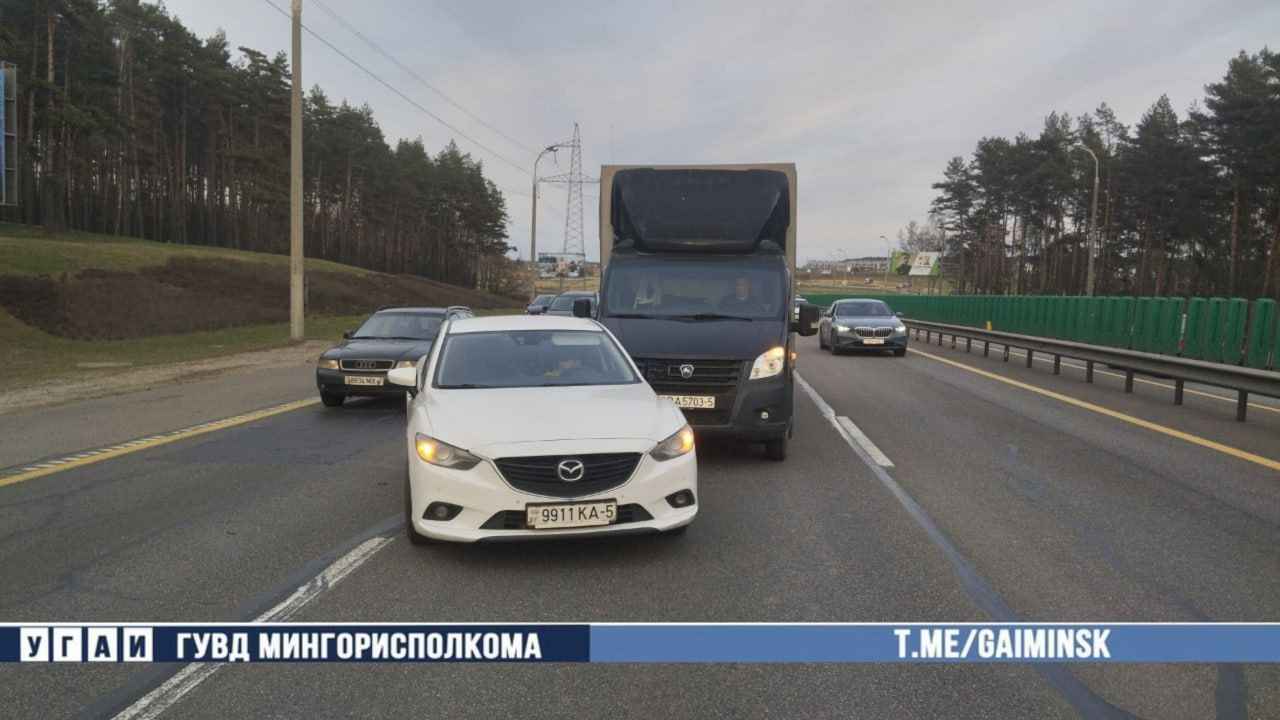 На МКАД авария с "Mazda" и грузовым автомобилем "Gaz"