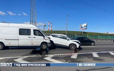 На МКАД авария с тремя автомобилями: столкнулись Mercedes», «Belgee» и «Volvo»
