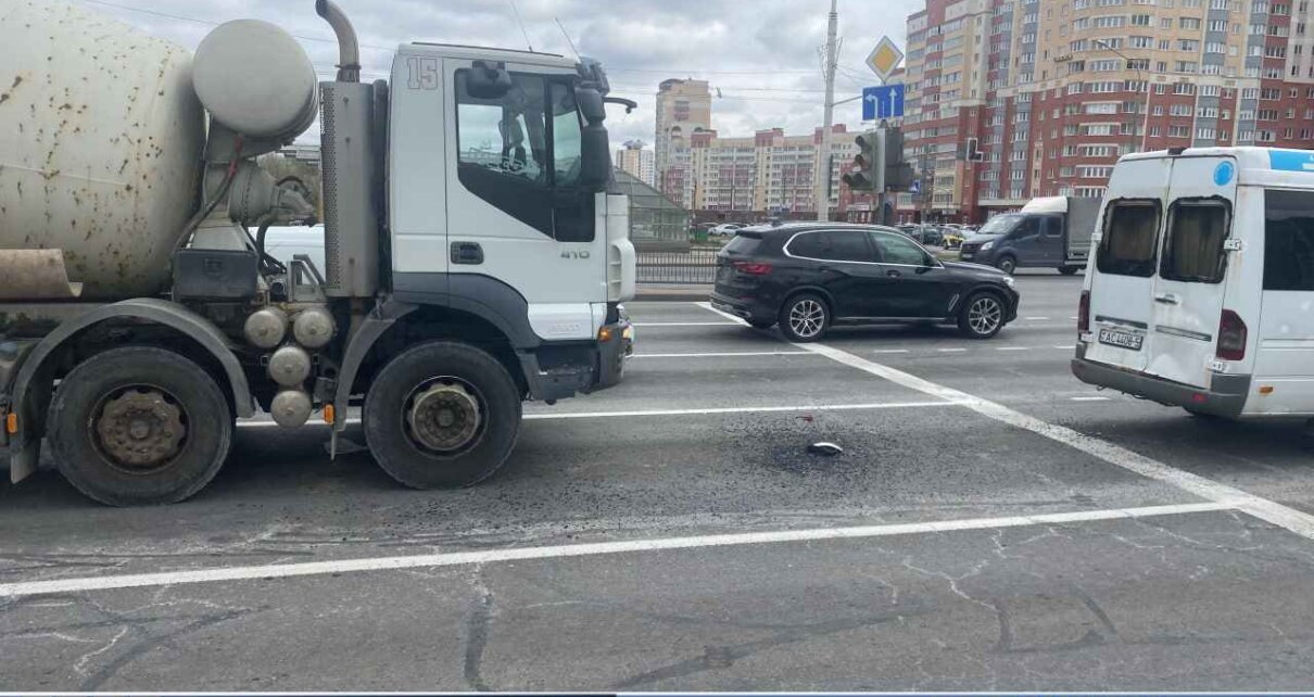 На Дзержинского авария с Iveco и микроавтобусом Mercedes