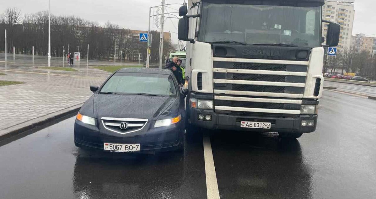 На Партизанском проспекте столкнулись фура и «Acura»