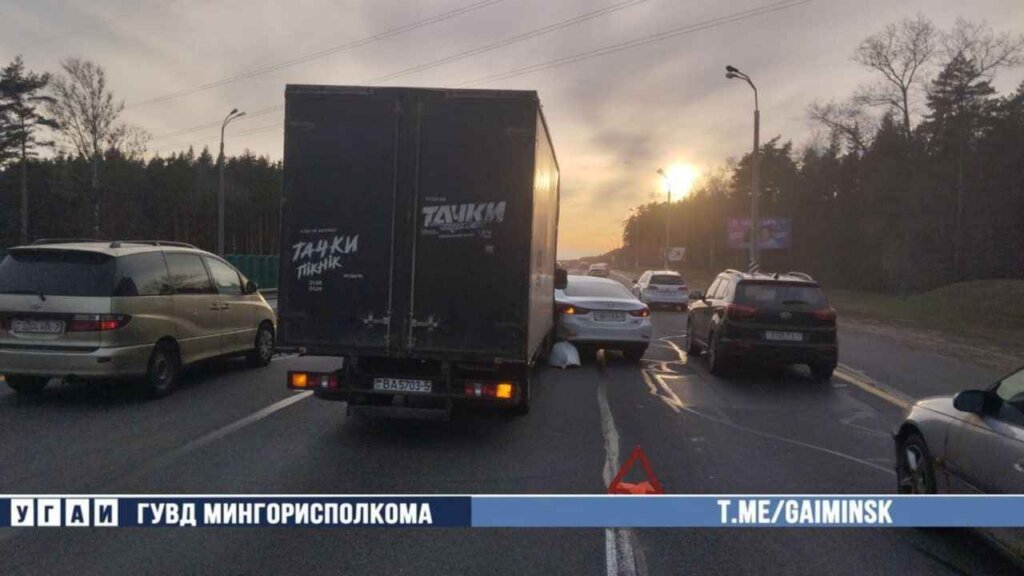 На МКАД авария с "Mazda" и грузовым автомобилем "Gaz"