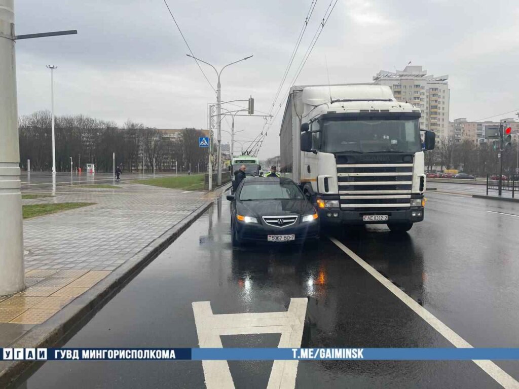 На Партизанском проспекте столкнулись фура и «Acura»