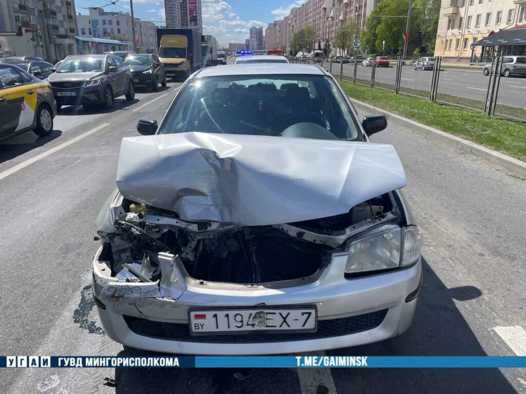 В результате ДТП на ул. Маяковского микроавтобус въехал в разделительное ограждение