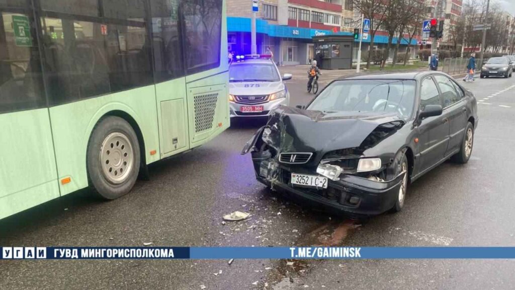 На Кольцова авария с «Honda» и троллейбусом