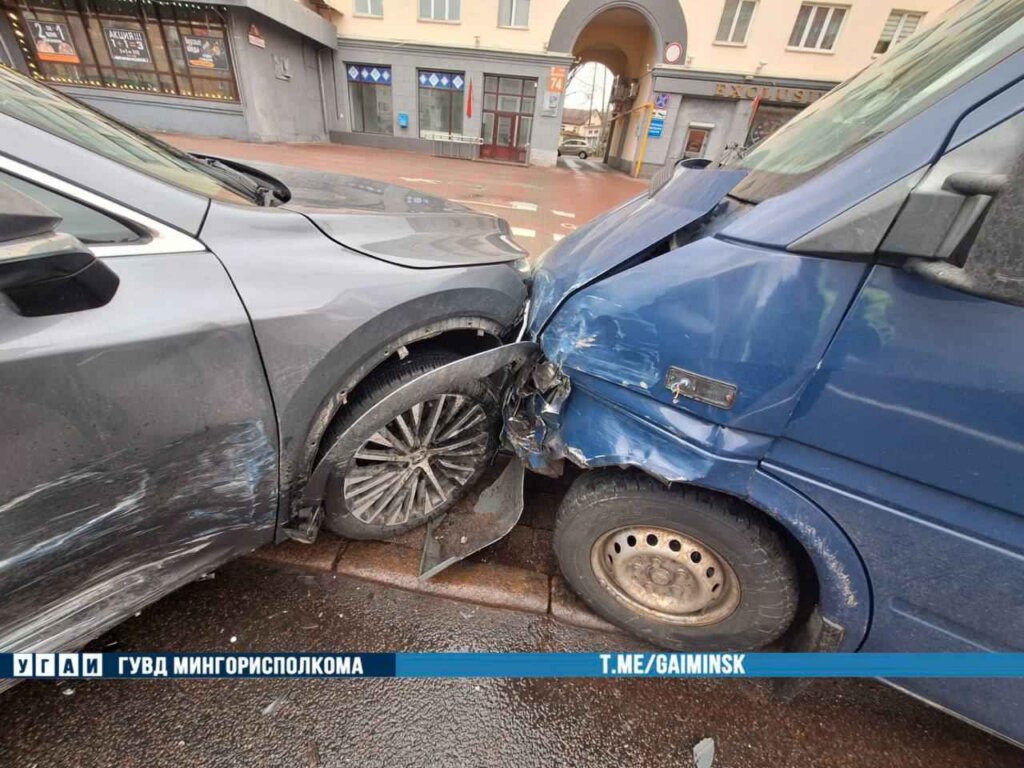 На Независимости столкнулись «Lexus» и маршрутка «Mercedes»