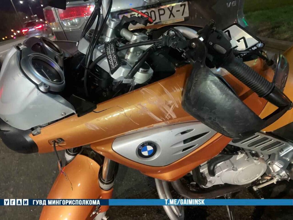 На Октябрьской в ДТП пострадал мотоциклист на мотоцикле «BMW»