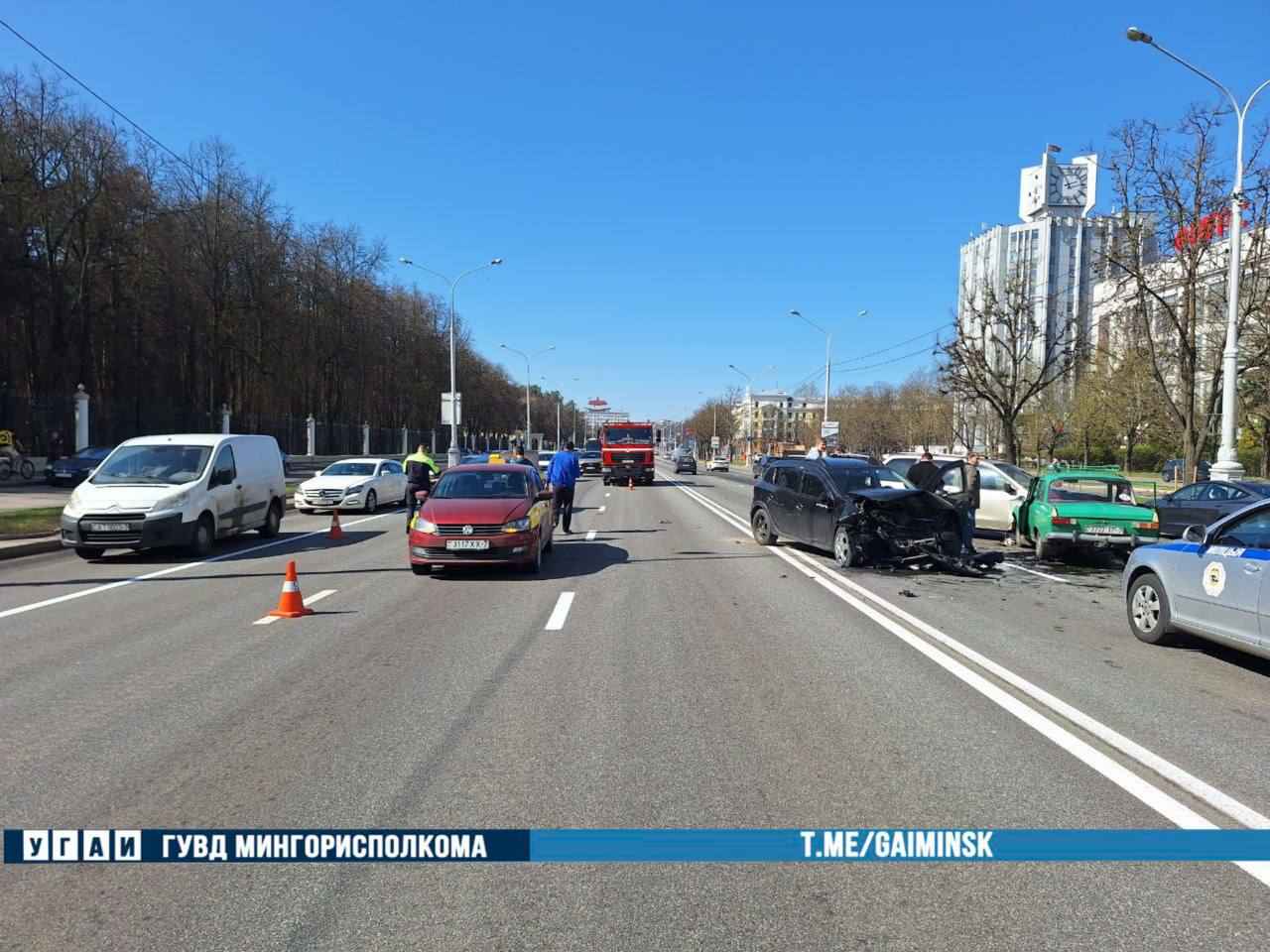 На Независимости массовая авария с шестью автомобилями