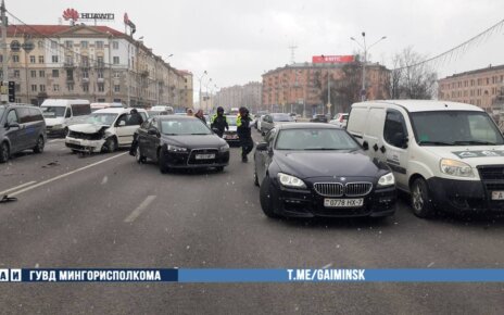 На Независимости авария с четырьмя автомобилями: «Volkswagen», «Mitsubishi», «BMW» и «Fiat»