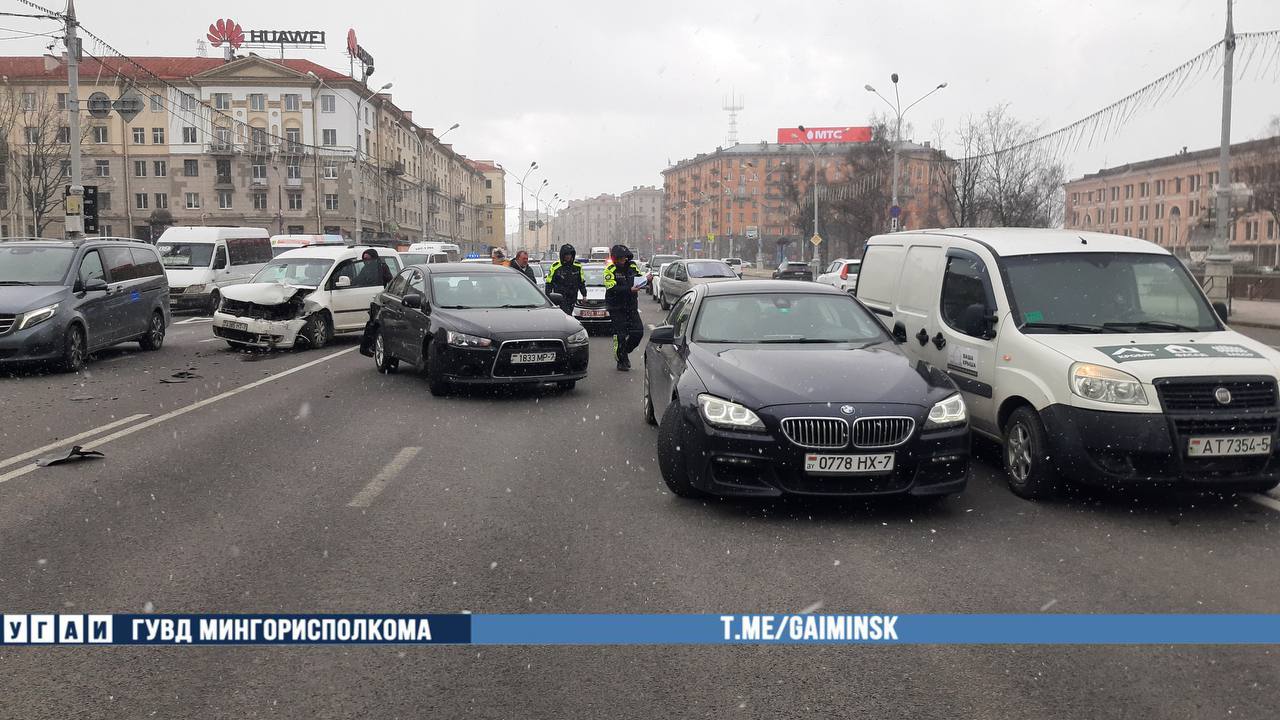 На Независимости авария с четырьмя автомобилями: «Volkswagen», «Mitsubishi», «BMW» и «Fiat»