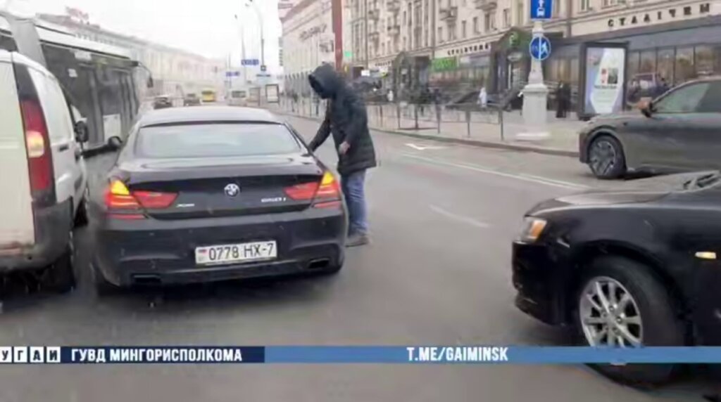 На Независимости авария с четырьмя автомобилями: «Volkswagen», «Mitsubishi», «BMW» и «Fiat»