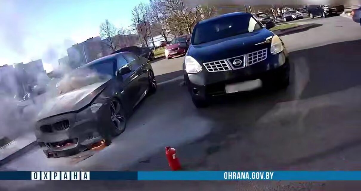 В Минске горел автомобиль "BMW": охрановцы помогли потушить