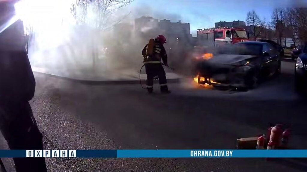 В Минске горел автомобиль "BMW": охрановцы помогли потушить