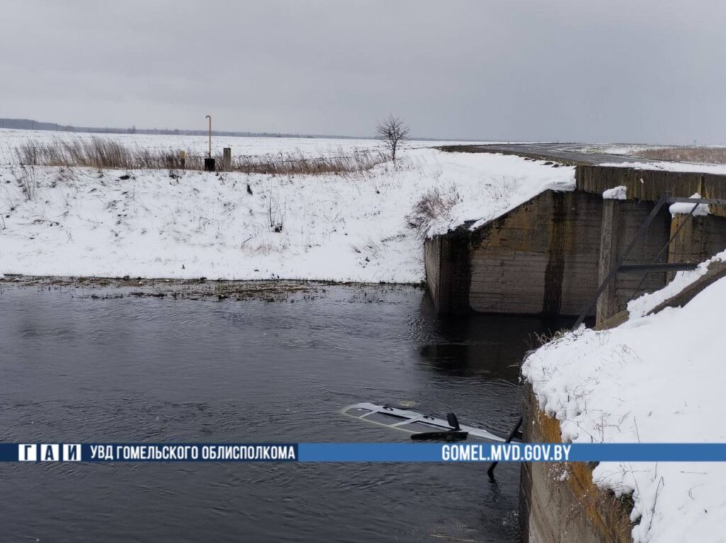 «Шевроле Нива» свалилась в мелиоративный канал в Гомельском районе