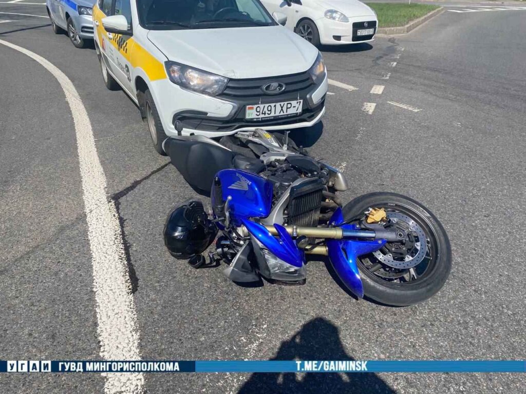 "Лада" врезалась в мотоцикл «Honda» из-за несоблюдения безопасной дистанции