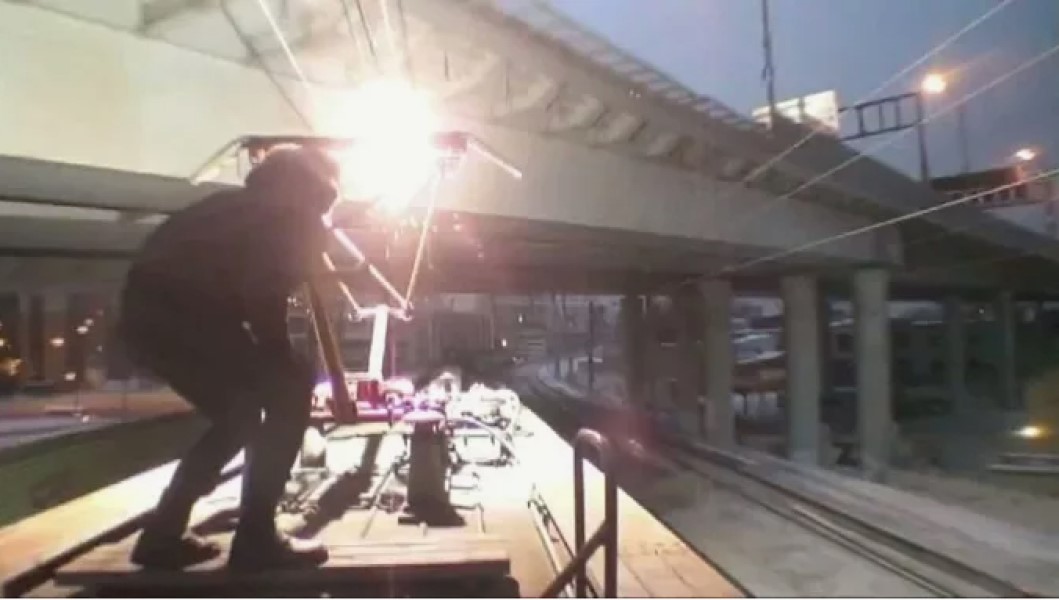 Зацепер из Минска получил серьезные травмы, катаясь на крыше электрички