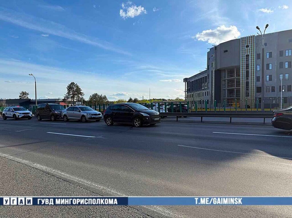 На МКАД авария с шестью автомобилями: столкнулись «Mazda», «BМW», «Skoda», «Volkswagen» и два «Peugeot»