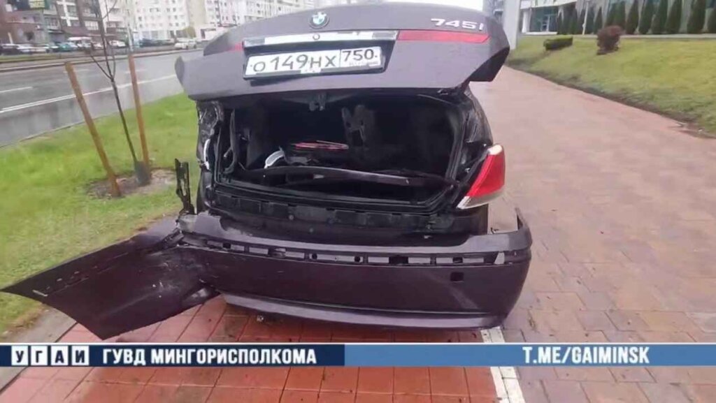 Водитель BMW не справился с управлением и врезался в столб на проспекте Дзержинского